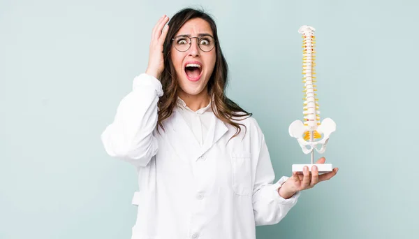 Young Pretty Woman Screaming Hands Air Spine Specialist Concept — Stockfoto