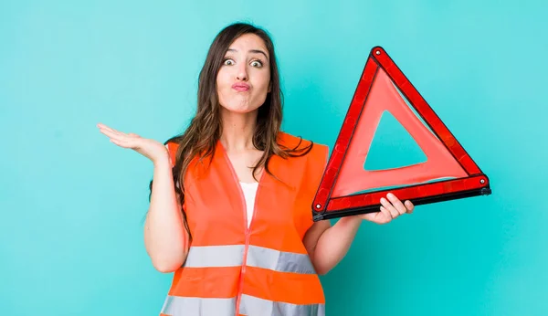 Young Pretty Woman Feeling Puzzled Confused Doubting Car Emergency Triangle — Stockfoto