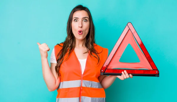 Young Pretty Woman Looking Astonished Disbelief Car Emergency Triangle — Stockfoto