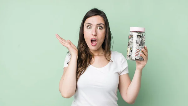 Young Pretty Woman Looking Surprised Shocked Jaw Dropped Holding Object — Foto Stock