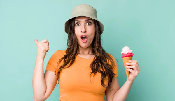 Young Pretty Woman Looking Astonished Disbelief Summer Ice Cream Concept — ストック写真
