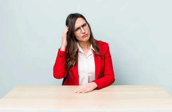 Jonge Mooie Vrouw Glimlachend Dagdromend Twijfelend Bedrijfsconcept — Stockfoto