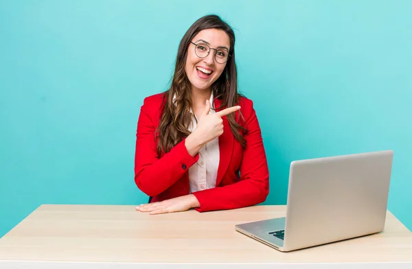 Young Pretty Woman Looking Excited Surprised Pointing Side Business Desk — Stockfoto
