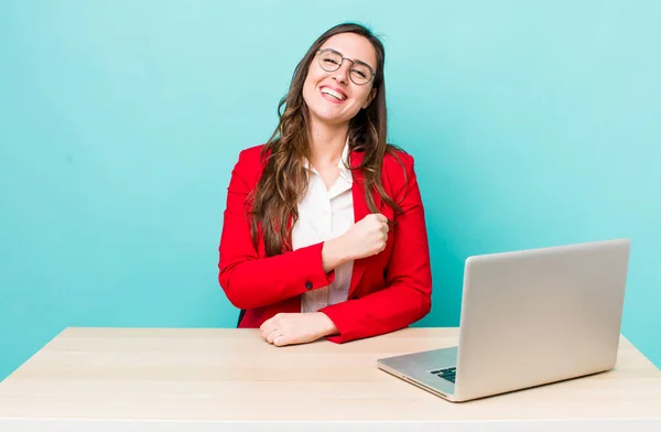 Young Pretty Woman Feeling Happy Facing Challenge Celebrating Business Desk — Foto de Stock