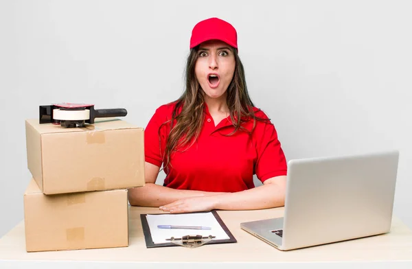 Young Pretty Woman Looking Very Shocked Surprised Company Packer Employee —  Fotos de Stock