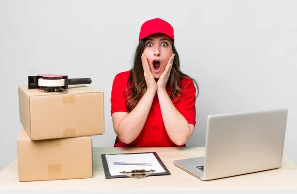 Young Pretty Woman Feeling Shocked Scared Company Packer Employee — Φωτογραφία Αρχείου