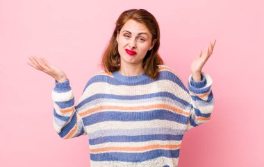 Şaşkın, kafası karışmış ve stresli görünen genç bir kadın. Farklı seçenekler arasında merak ediyor, kararsız.