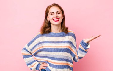 Genç, güzel bir kadın gülümsüyor, kendinden emin, başarılı ve mutlu hissediyor, fotokopi alanında fikir veya konsept gösteriyor.