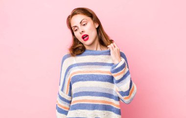 Genç, güzel bir kadın stresli, endişeli, yorgun ve hayal kırıklığına uğramış, gömleğini çekiştirmiş, sorunlu görünüyor.