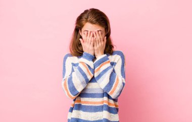 Genç, güzel bir kadın üzgün, hayal kırıklığına uğramış, gergin ve depresif hissediyor. İki eliyle yüzünü kapatıyor, ağlıyor.