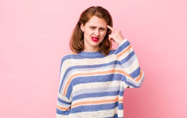 Genç, güzel bir kadın kafası karışık ve şaşkın hissediyor. Deli, deli ya da aklını kaçırmış olduğunu gösteriyor.