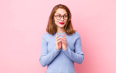 Genç ve güzel bir kadın kötü bir plan yaparken ya da bir numara düşünürken gururlu, yaramaz ve kibirli hisseder.