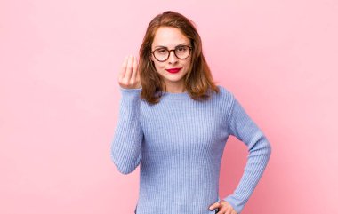 Genç ve güzel bir kadın kapiş ya da para hareketi yapıyor, sana borçlarını ödemeni söylüyor.!