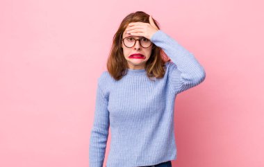 Genç ve güzel bir kadın unutulmuş bir süre için panikliyor, stresli hissediyor, bir pisliği örtbas etmek zorunda kalıyor ya da hata yapıyor.