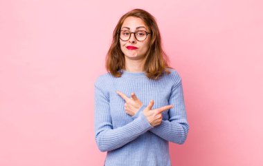 Kafası karışmış, güvensiz ve şüpheyle zıt yönlere bakan güzel bir kadın.