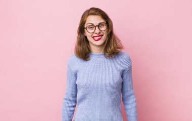 Genç, güzel bir kadın kafası karışmış ve kafası karışmış görünüyor. Sinirli bir hareketle dudağını ısırıyor. Sorunun cevabını bilmiyor.