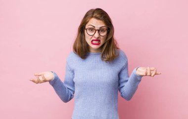 Genç ve güzel bir kadın bilgisiz ve kafası karışık, hangi seçeneği seçeceğinden emin değil, merak ediyor.