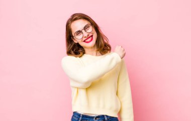 Genç ve güzel bir kadın mutlu, pozitif ve başarılı hissediyor, bir meydan okumayla karşılaştığında ya da iyi sonuçları kutladığında motive oluyor.