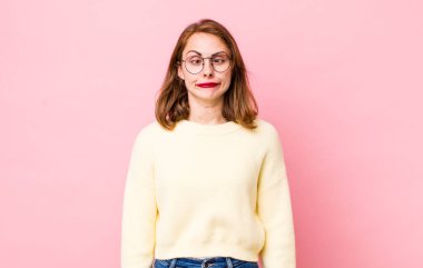 Genç ve güzel bir kadın şapşal ve komik görünüyor. Şaşı bakışlı, şakacı ve şakacı.