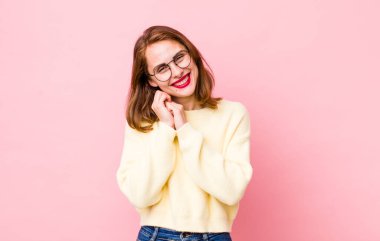 Genç, güzel bir kadın aşık ve sevimli görünüyor. Sevimli ve mutlu. Romantik bir şekilde gülümsüyor.