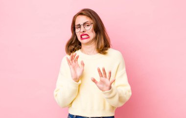 Genç, güzel bir kadın tiksinti ve mide bulantısı hissediyor. İğrenç, kokuşmuş ya da kötü kokan bir şeyden kaçıyor.