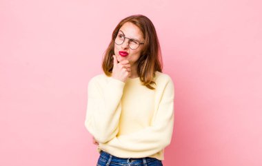 Genç, güzel bir kadın farklı seçenekleri olan, şüpheli ve şaşkın hisseder, hangi kararı vereceğini merak eder.