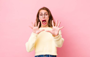 Dehşete kapılmış, korku ve panik içinde çığlık atan, kabusa tepki veren genç ve güzel bir kadın.