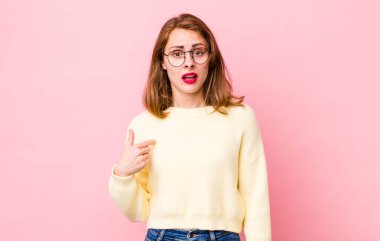 Kafası karışmış, kafası karışmış ve kendine güveni olmayan genç bir kadın kendini göstererek kim olduğunu soruyor, ben mi??