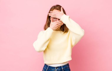 Genç ve güzel bir kadın iki eliyle kameraya hayır diyerek yüzünü kapatıyor! Resimler reddediliyor ya da yasaklanıyor