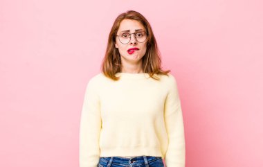 Genç, güzel bir kadın kendini cahil, kafası karışık ve hangi seçeneği seçeceği belirsiz hissederek sorunu çözmeye çalışıyor.