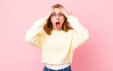 Genç, güzel bir kadın dehşete kapılmış ve şok olmuş hissediyor. Bir hata yüzünden el ele tutuşup panikliyor.