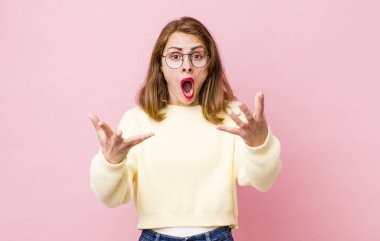 Genç ve güzel bir kadın son derece şaşkın ve şaşırmış, endişeli ve panik içinde, stresli ve dehşete kapılmış bir bakışla