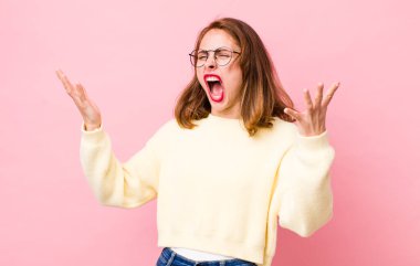 Genç, güzel bir kadın opera yapıyor ya da konserde şarkı söylüyor, romantik, sanatsal ve tutkulu hissediyor.