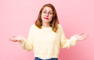 Genç ve güzel bir kadın şaşkın ve şaşkın hissediyor, doğru cevap ya da karardan emin değil, bir seçim yapmaya çalışıyor.