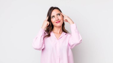 Genç ve güzel bir kadın kafası karışık ya da şüpheci, bir fikre odaklanmış, çok düşünüyor, kenarda boşluğu kopyalamak istiyor.