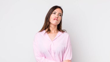 Genç, güzel bir kadın şüpheye düşüyor ya da düşünüyor, dudağını ısırıyor ve kendini güvensiz ve gergin hissediyor.