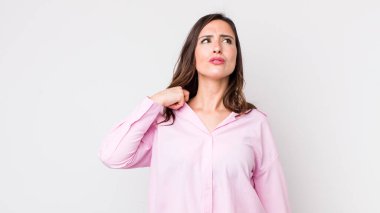 Genç, güzel bir kadın stresli, endişeli, yorgun ve hayal kırıklığına uğramış, gömleğini çekiştirmiş, sorunlu görünüyor.