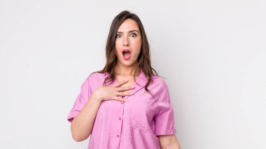 Genç ve güzel bir kadın şok olmuş, şaşırmış ve şaşırmış hissediyor, elleri göğsünde ve ağzı açık, kim olduğunu söylüyor, ben mi??