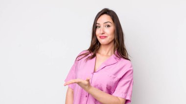 Genç, güzel bir kadın neşeyle gülümsüyor, mutlu hissediyor ve fotokopi alanında bir konsept gösteriyor.