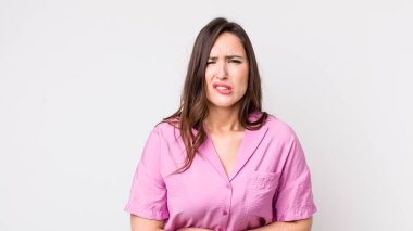 Genç, güzel bir kadın endişeli, hasta, hasta ve mutsuz hissediyor. Ağrılı bir mide ağrısı ya da grip geçiriyor.