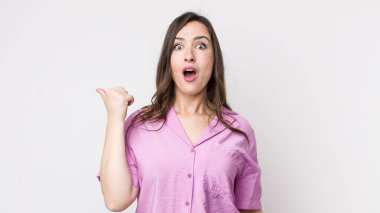 Genç ve güzel bir kadın inançsızlıktan şaşkın şaşkın bakıyor, yan taraftaki objeyi işaret ediyor ve diyor ki: