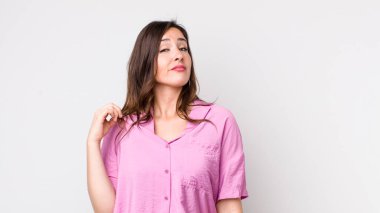 Genç ve güzel bir kadın kibirli, başarılı, pozitif ve gururlu görünüyor.