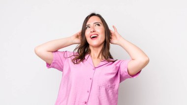 Genç ve güzel bir kadın gülümsüyor ve rahatlıyor, tatmin oluyor ve kaygısız, neşeli ve rahatlatıcı.