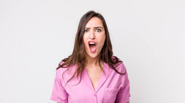 Genç ve güzel bir kadın korkmuş ve şok olmuş hissediyor, ağzı açık bir şekilde şaşkınlık içinde.
