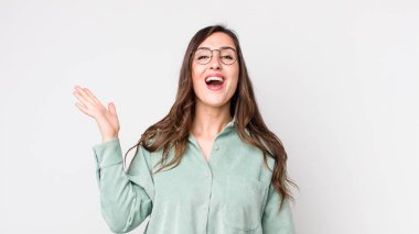 Genç, güzel bir kadın kendini mutlu, şaşırmış ve neşeli hissediyor. Pozitif bir tavırla gülümsüyor. Bir çözüm ya da fikir buluyor.