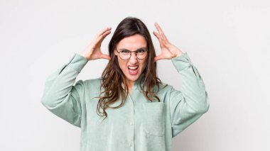 Genç ve güzel bir kadın ellerini havaya kaldırarak bağırıyor. Öfkeli, sinirli, stresli ve üzgün.