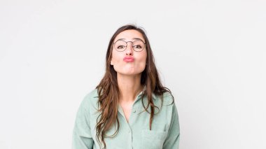 Genç, güzel bir kadın dudaklarını birbirine bastırıyor. Sevimli, eğlenceli, mutlu, sevimli bir yüz ifadesiyle. Öpücük yolluyor.