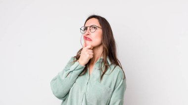 Genç, güzel bir kadın farklı seçenekleri olan, şüpheli ve şaşkın hisseder, hangi kararı vereceğini merak eder.