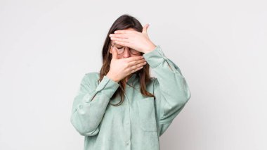 Genç ve güzel bir kadın iki eliyle kameraya hayır diyerek yüzünü kapatıyor! Resimler reddediliyor ya da yasaklanıyor