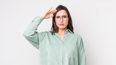 Genç ve güzel bir kadın saygı göstererek, onur ve vatanseverlik adına kameraya selam veriyor.